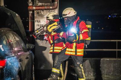 Leinfelden-Echterdingen: Verdacht auf Brandstiftung! Mehrere Pkws brannten im 9. Stockwerk eines Parkhauses - Grosseinsatz der Rettungskraefte